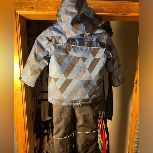 Kids 4T snowsuit - Picture 7 of 7
